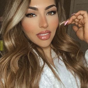 Meet your Posher, Dina